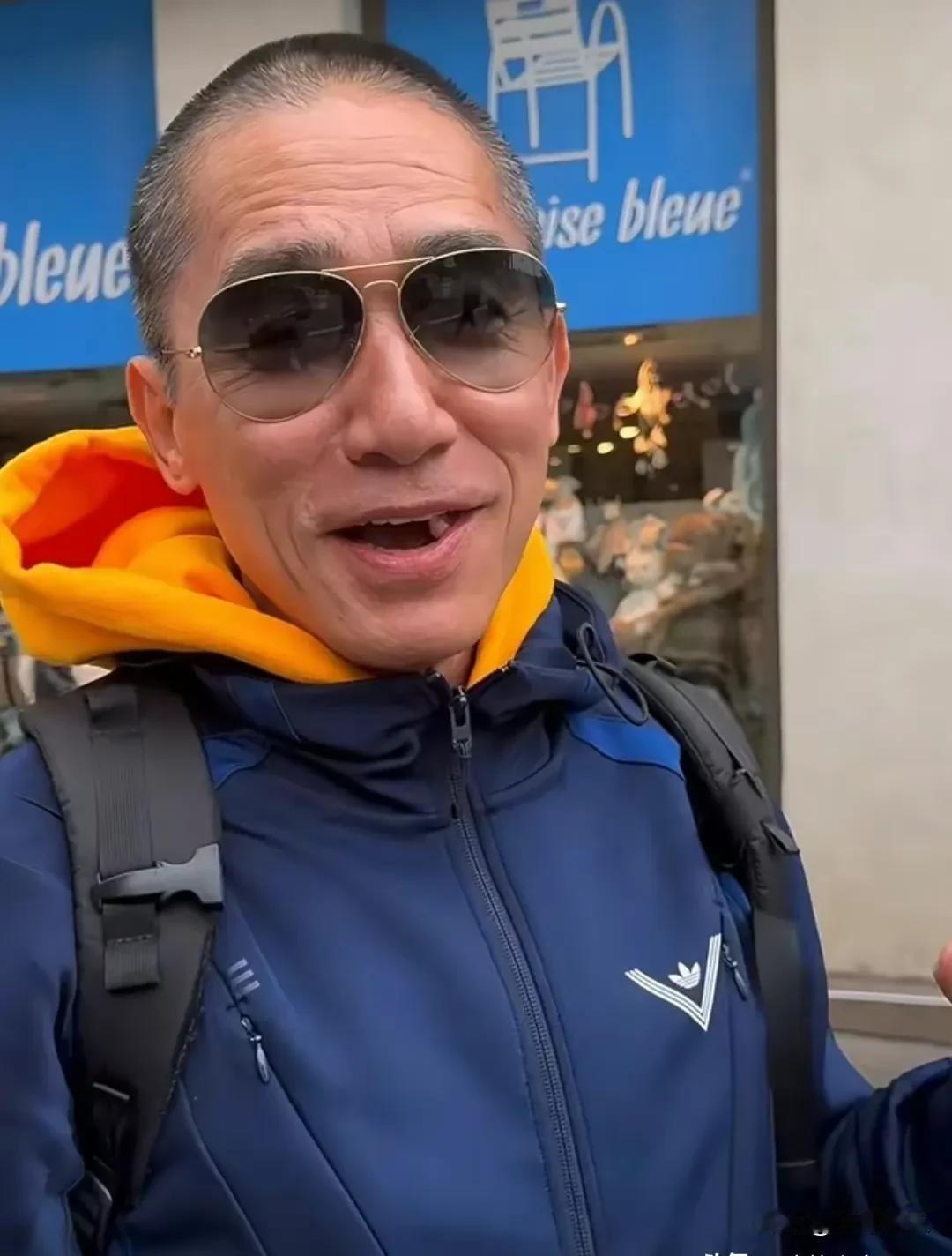 梁朝伟在国外度假，白发苍苍像个小老头。他一身旅游装备，就是背包客。许久不见，他老
