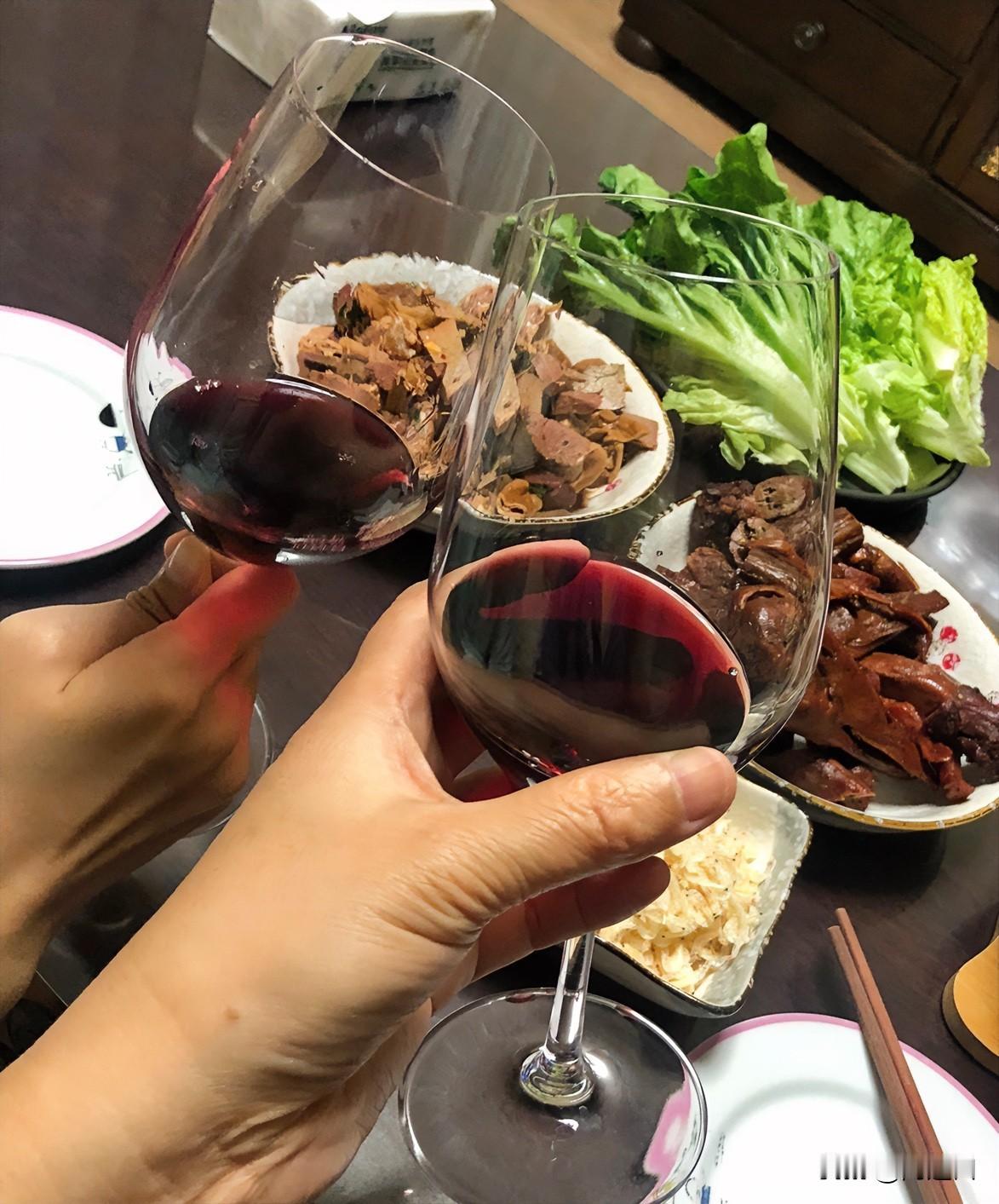 昨天喝多了，心理医生朋友，她偷偷和我了实话：

轻度的抑郁不需要药物，只要强大的