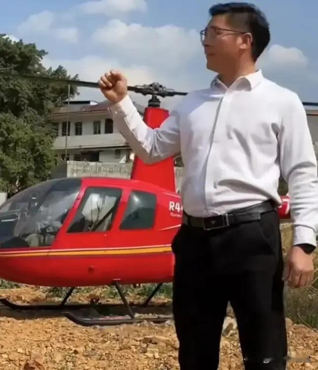 #男子买直升机开回村过年#太厉害了！广西一男子回家过年开直升飞机！

近日，广西