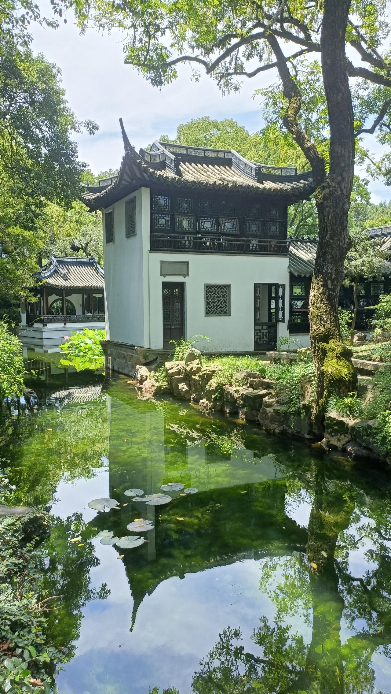 古风庭院，静谧池塘，绿意盎然，心旷神怡。
上联：曲径通幽处，
下联：庭院深深藏。