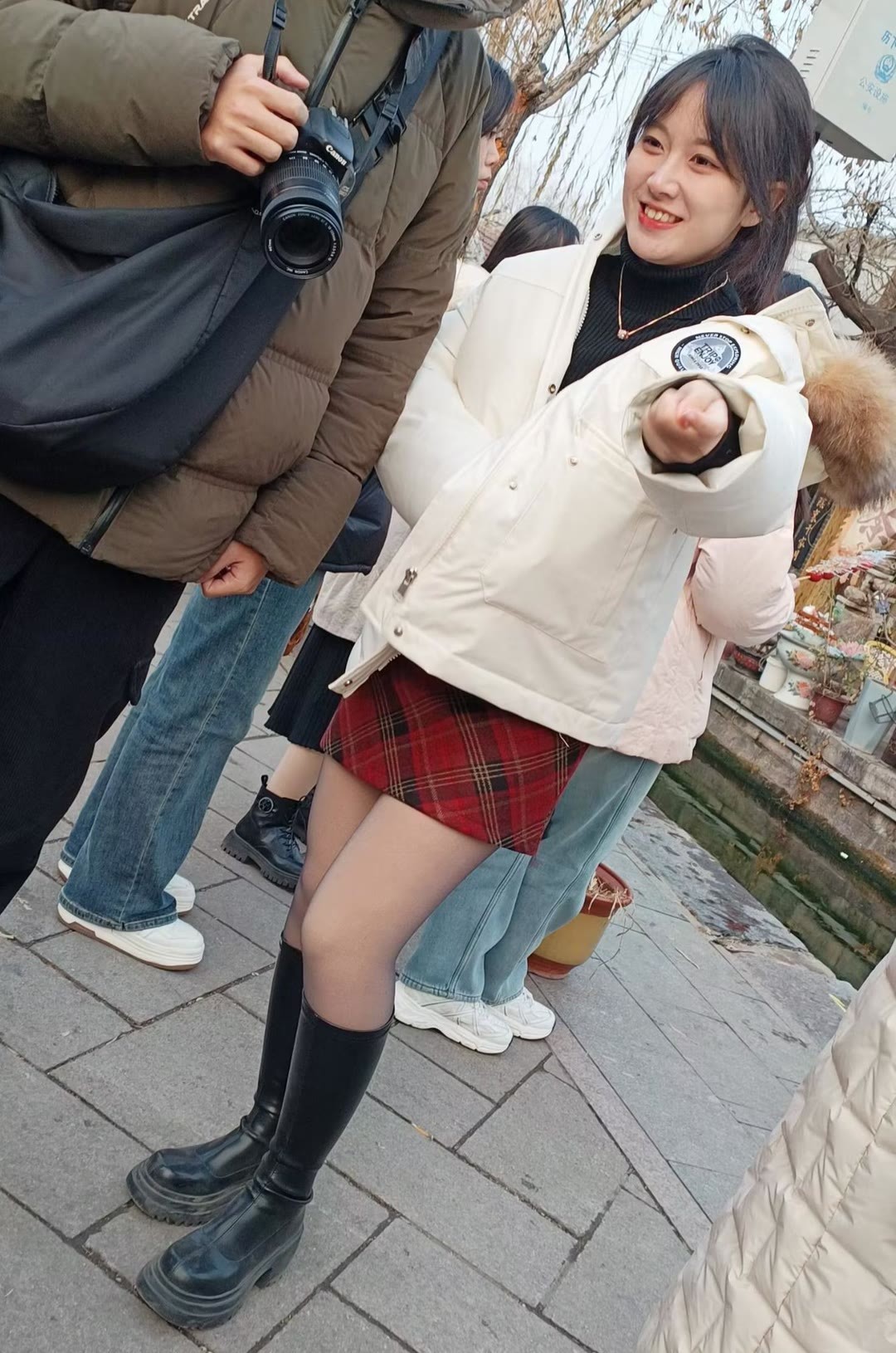 黑高领+红格短裙，搭黑丝和厚底靴，外面披件米白羽绒服，又俏又抗冻。每日穿搭冬季穿