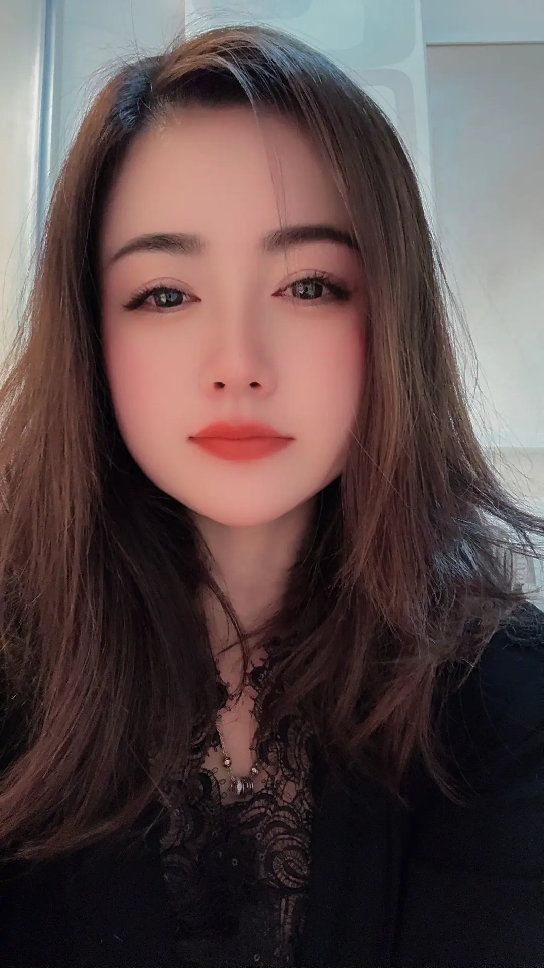 生来不会巴结人，也不是讨好型人格，骨子里自带傲气 ，永远不会讨好任何人...