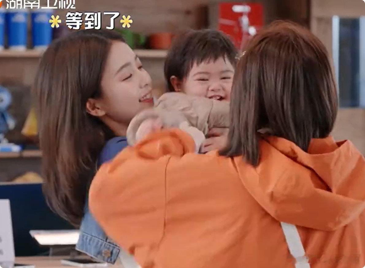 白鹿王鹤棣带娃王鹤棣白鹿抱娃接力亲爱的客栈白鹿抱娃狂奔快递幼崽，王鹤棣接娃像捧雷