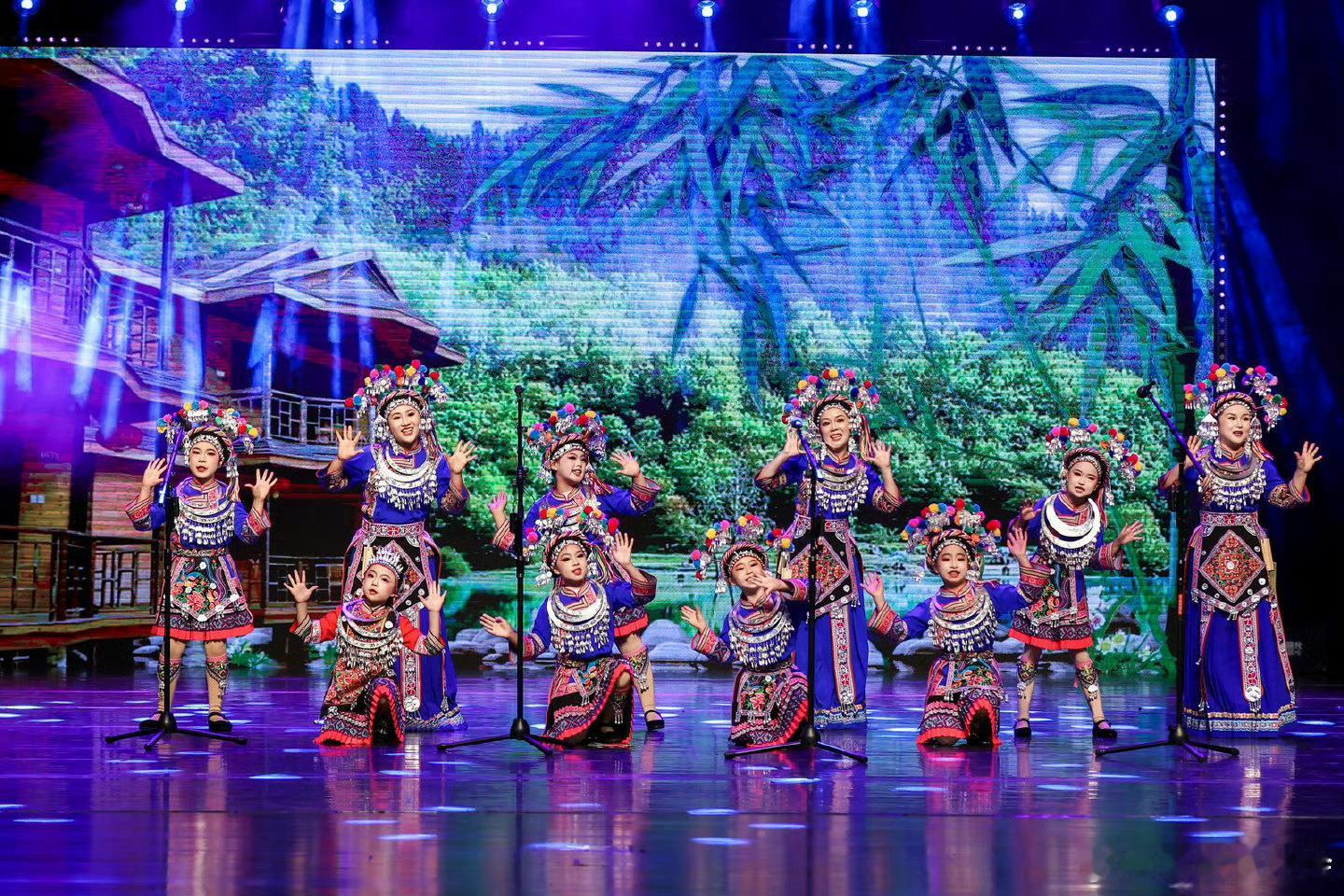 谭晶心软的神 看她采风时和民间歌手学唱的模样，眼睛发亮的瞬间，才懂艺术的源头是对