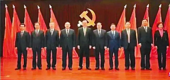 这是广东惠州市第十一届市委领导班子的“全家福”。
综合媒体披露，由十人组成的这个