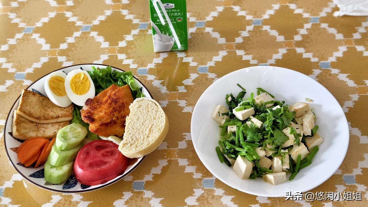 今日早餐。
又做了茼蒿烧豆腐，觉得还是挺好吃的。
煎鸡胸肉，煮鸡蛋，还有各种蔬菜