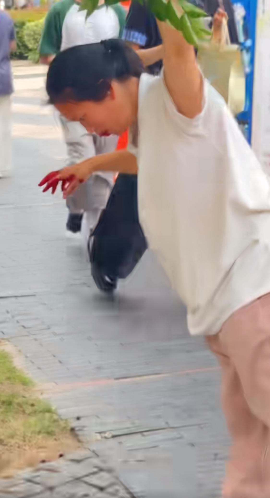 起初我以为她吐血了，原来是裘千尺吐籽，我的天哪！