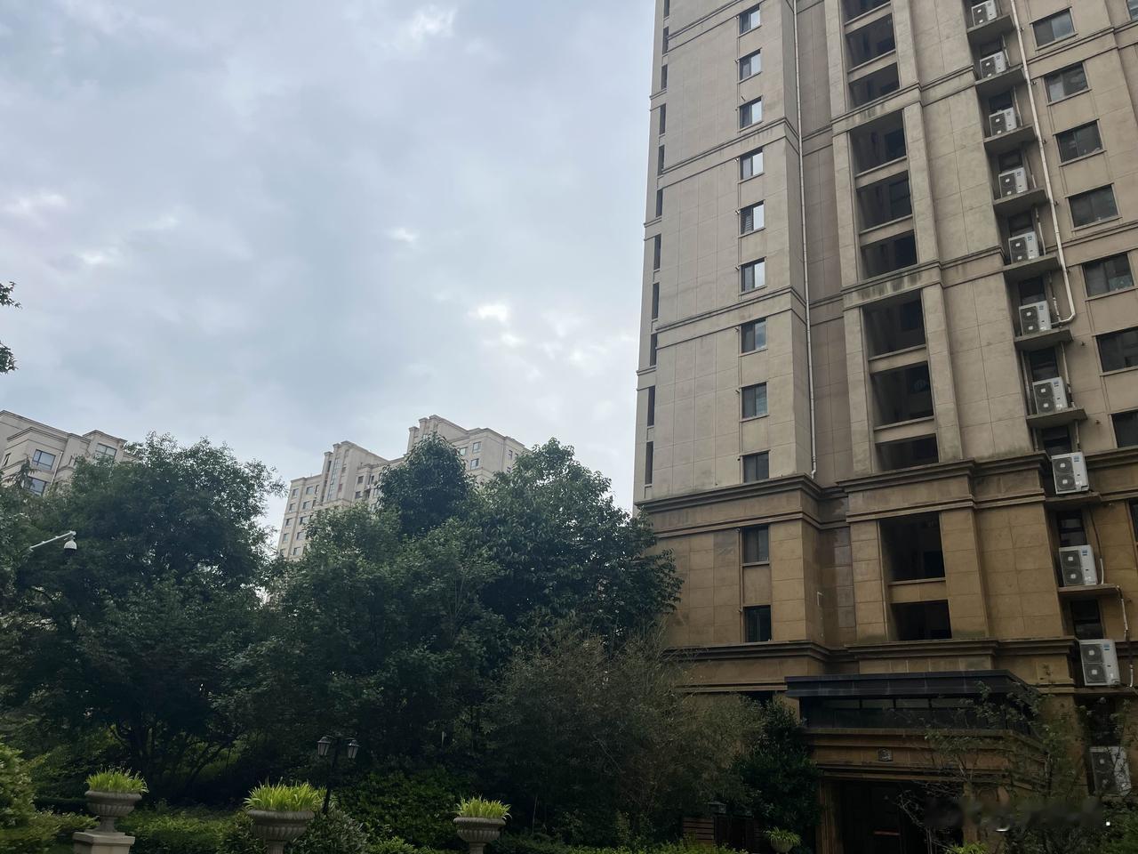 远洋风景，崂山浮山后位置不错的品质小区。

十几年前开盘的时候，就是热销盘，定价