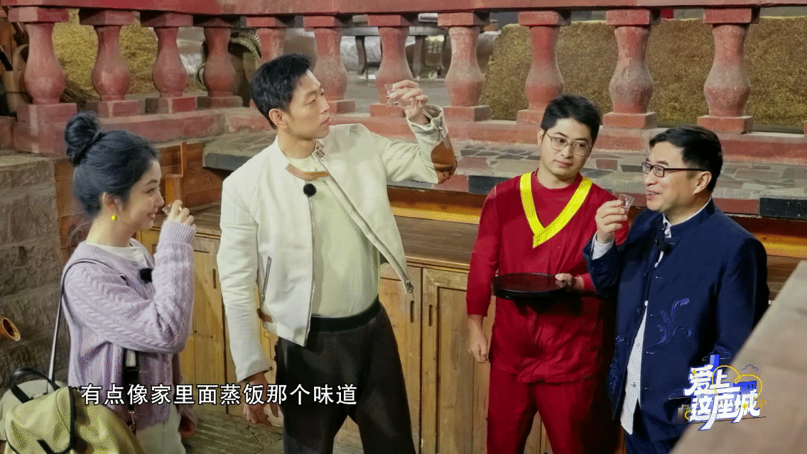 谭松韵说喝就喝 好实在一女艺人回到熟悉的家乡，谭松韵状态轻松又自在，谭松韵真的好