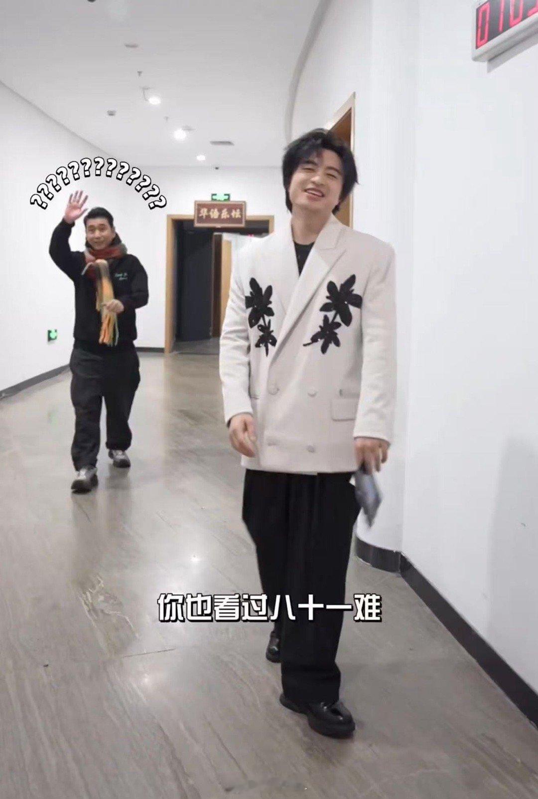 刘旸对沙宝亮说我是沙溢  刘旸这一出也太逗了，隔空制造的小尴尬瞬间被他的接梗给化