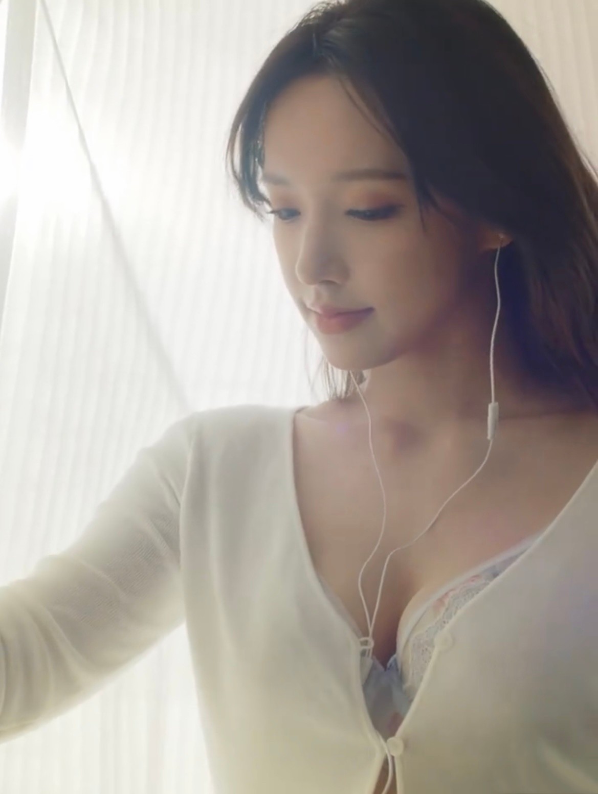 程潇的一组白衣代言组图，好松弛的柔美感。程潇