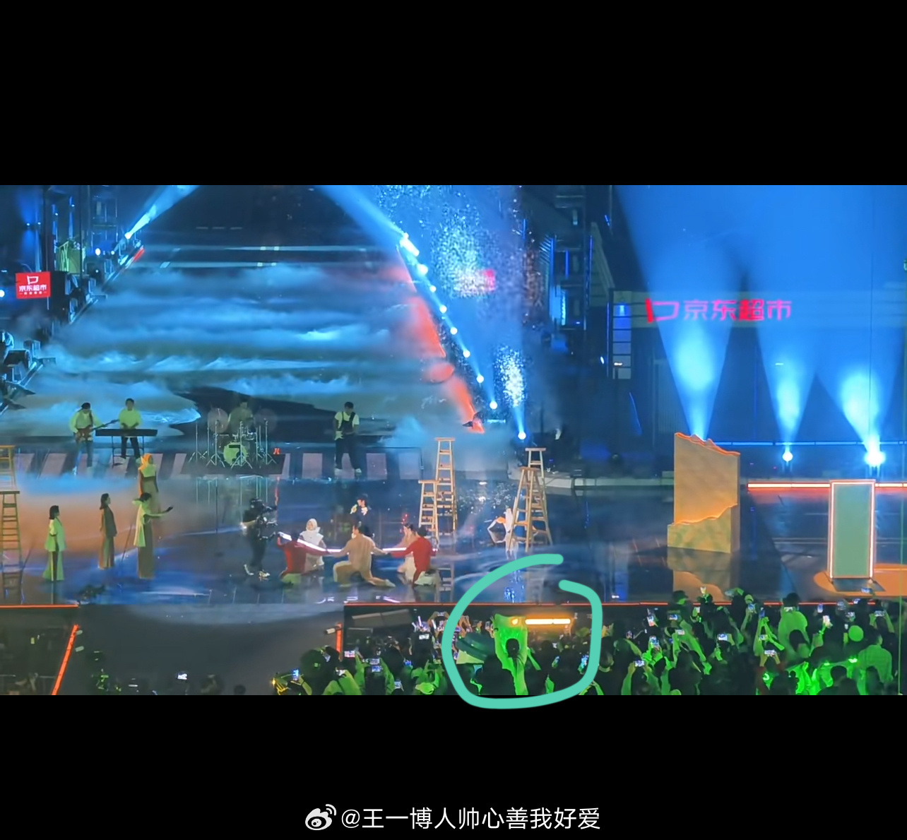 这才是真正的根正苗红！！！我只爱 正能量艺人王一博 绿海永远只为王一博 一个人举