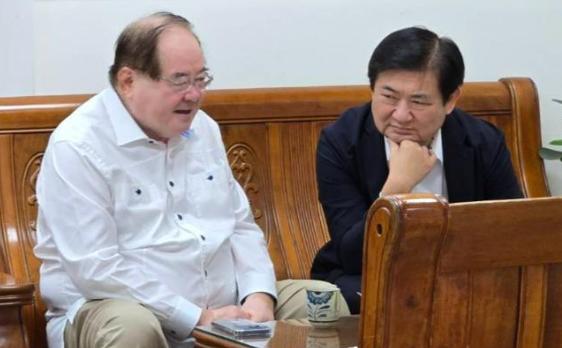 国民党文传会主委尹乃菁15日指称，国民党副主席李乾龙的座车疑似被装设追踪器，甚至