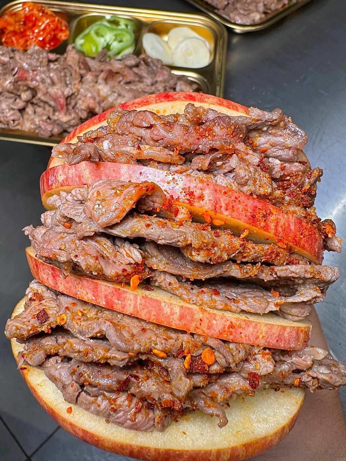 第一个发明水果夹烤肉的，真是天才！尤其是苹果夹肉和菠萝夹肉！苹果片切得薄薄的，裹