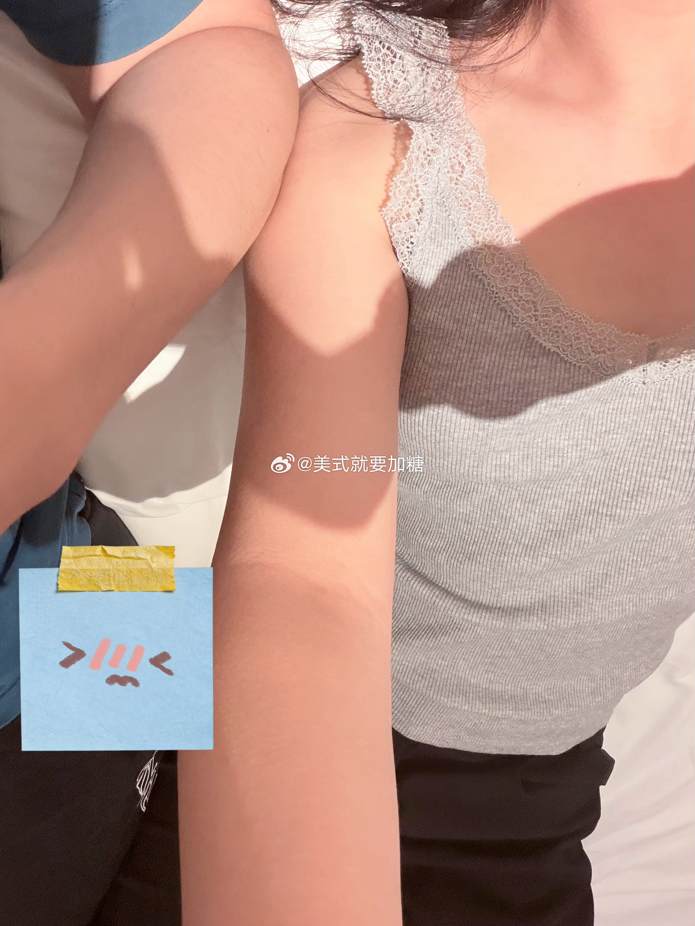 嘿嘿我俩吃完饭到🏨躺下啦！容我们休息一会会也可能酿酿酱酱一下嘻嘻我带了一支可以
