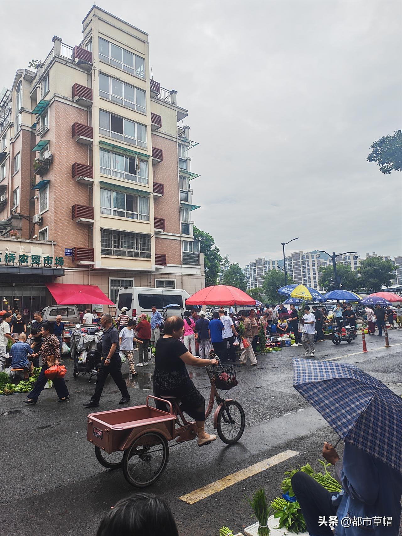 还得是过节，城管对农贸市场外边摆摊的农民管得也松了，农贸市场外边卖自己家里出产的