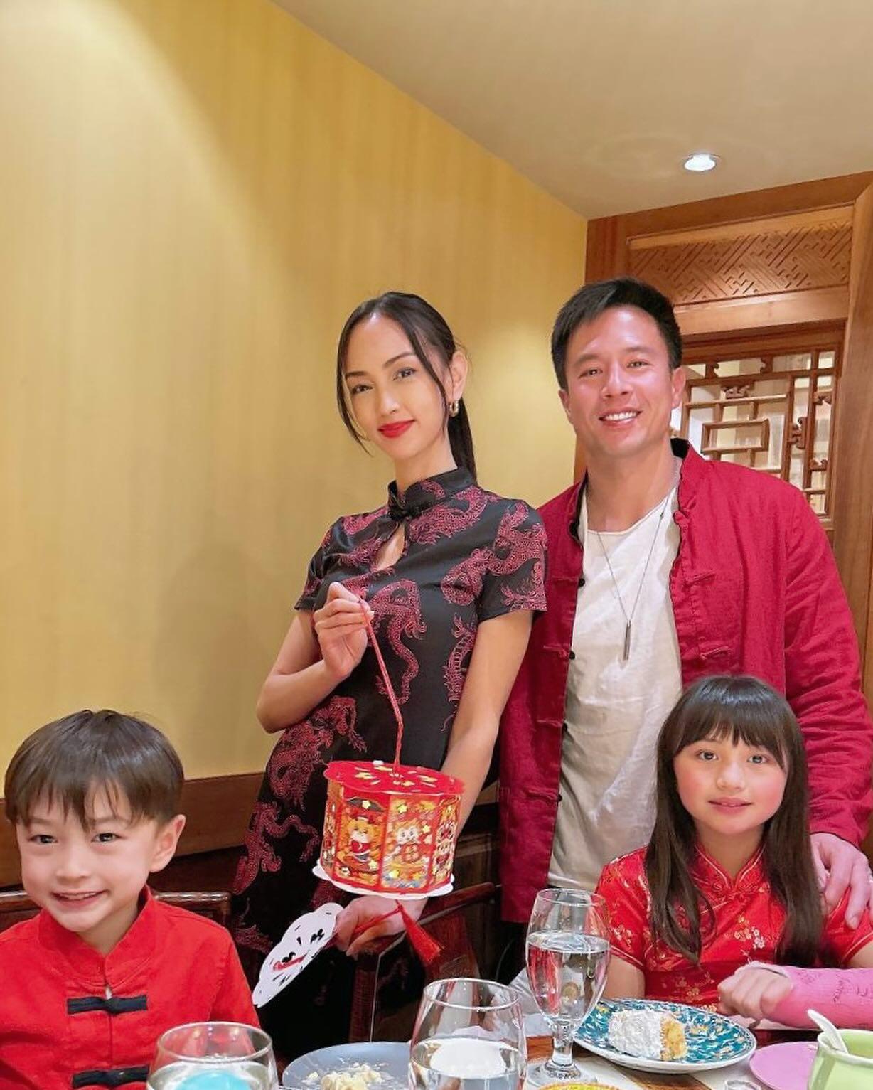 香港著名男星安志杰一家四口的合照，想不到老婆长得这么漂亮，一家人的颜值都很高，看
