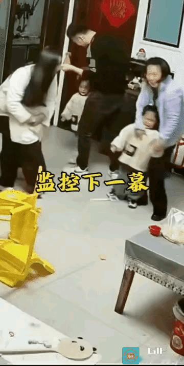 三胞胎家庭日常生活总是让人猝不及防，这不两个姐姐一个弟弟在客厅原本风平浪静，大姐