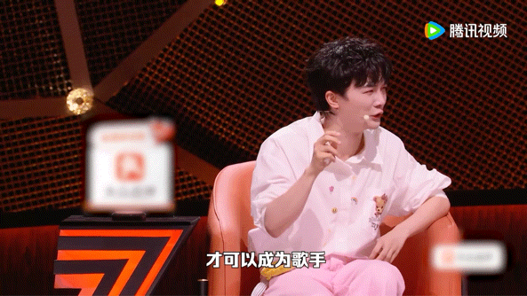 周深听粉丝追星经历当场爆哭 周深被追星段子打动落泪，粉丝不计回报全力支持，他庆幸