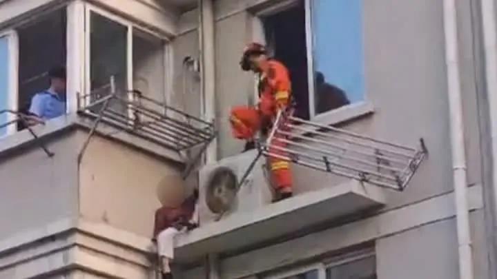 扬州八旬老人被困三楼空调外机平台
 
8月5日清晨5时许，邗江一小区发生惊险一幕