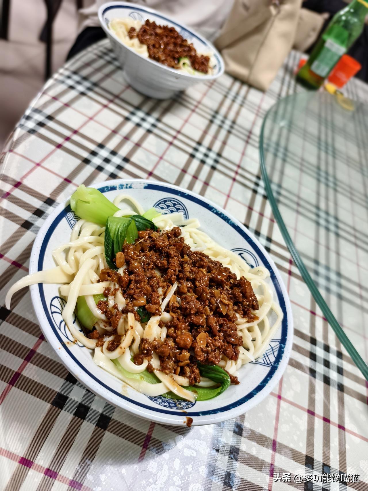 忙乱了一天，山西偏关猫姐裁缝店也不能正常营业了，急匆匆的来到了省城太原的医院，安