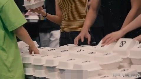 王源，引发热议！

10月2日，王源意外登上热搜！原因是有网友放出一段他在巡演期