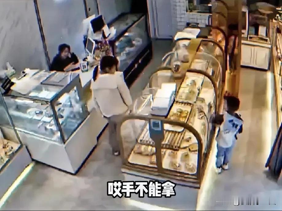 蛋糕店老板被骂黑心，监控拍下全过程，女子却说视频是假的

有个蛋糕店老板最近挺倒