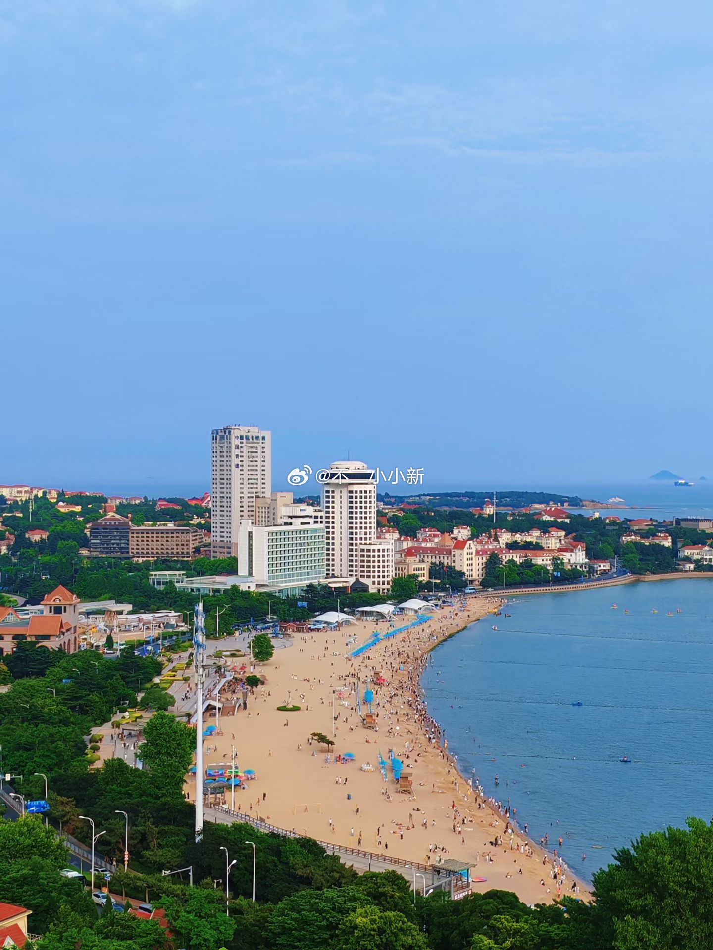夏日的海风，温柔又治愈，看着整片海湾，浮躁的心也慢慢沉静下来。 