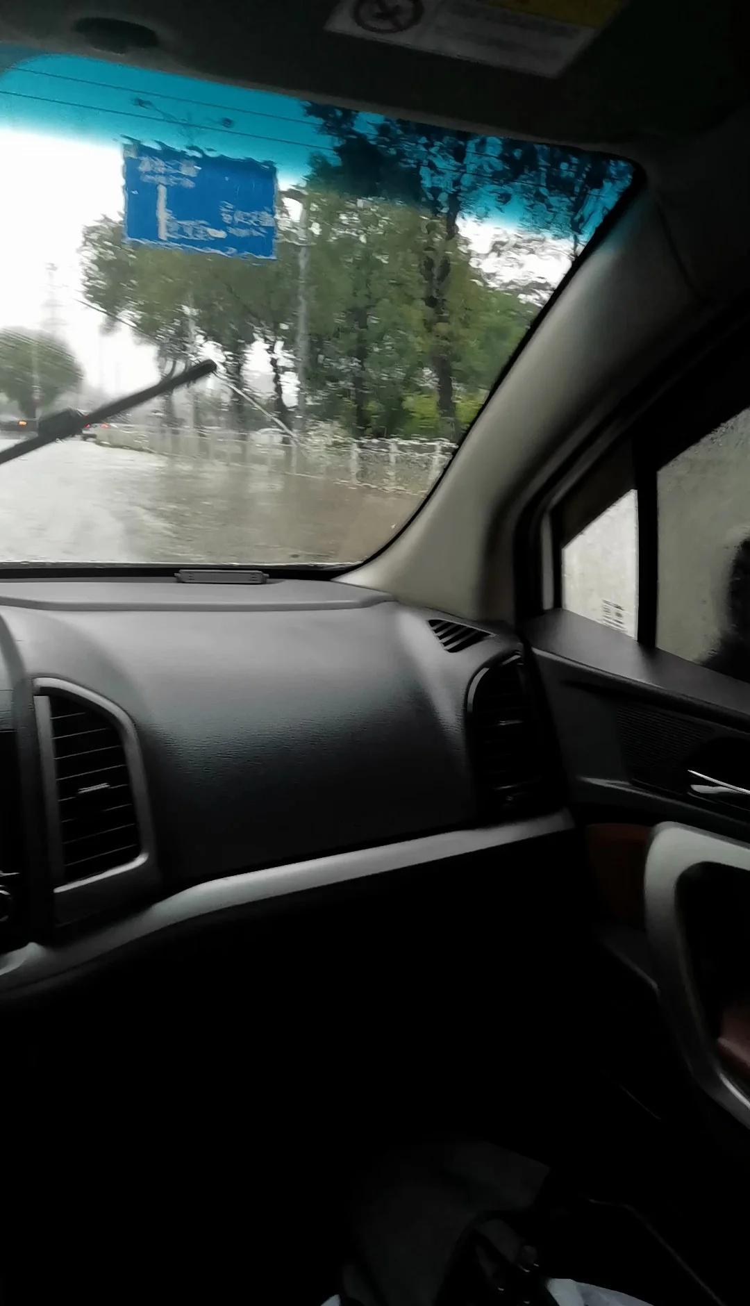 龙舟水啊
大亚湾橙色特大暴雨，多处被淹了，车都不敢贸然开过去局部地区降雨 暴雨