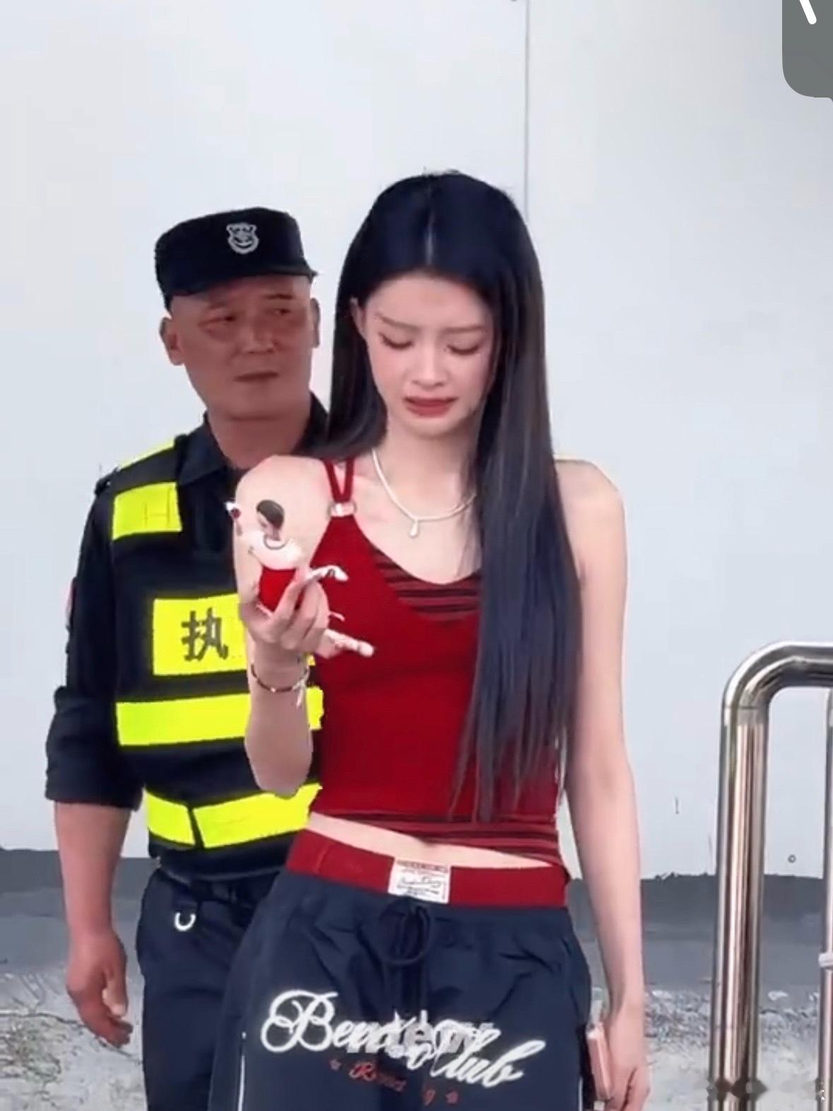 孙怡 爱与不爱很明显 孙怡直播这段我笑疯了！收到“老鼠干”人偶时整个人灵魂出窍，