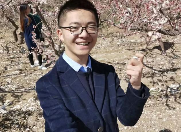 山西研究生杨浩东去世，年仅26岁，父亲后悔称跟儿子的合照太少。
 
卷的太狠，走