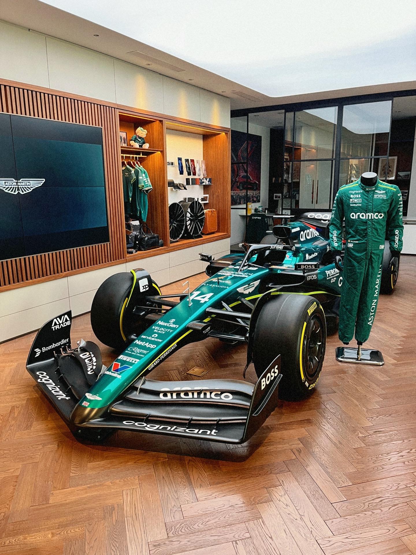 在西安甚至可以看到一辆 装有真F1方向盘的ShowCar