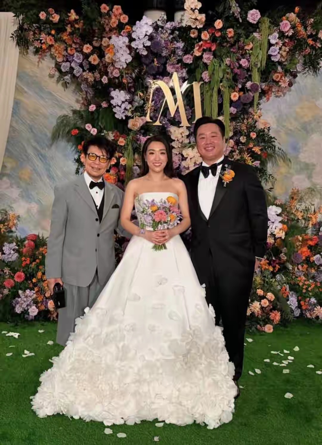 香港豪门婚宴席开数十桌好盛大，成龙曾志伟捧场，新郎母亲没露脸 