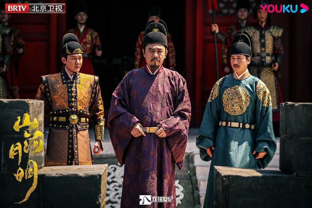 《山河明月》里，张丰毅的徐达，一身帝王气。《传奇皇帝朱元璋》里，唐国强的郭子兴，
