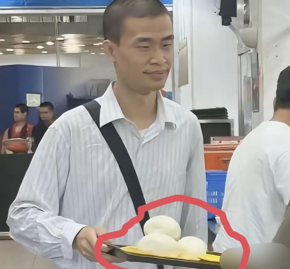 韦神吃饭真是太朴素了，每天只吃馒头米饭。两个馒头是他每日饮食标配。
中午经常吃豆