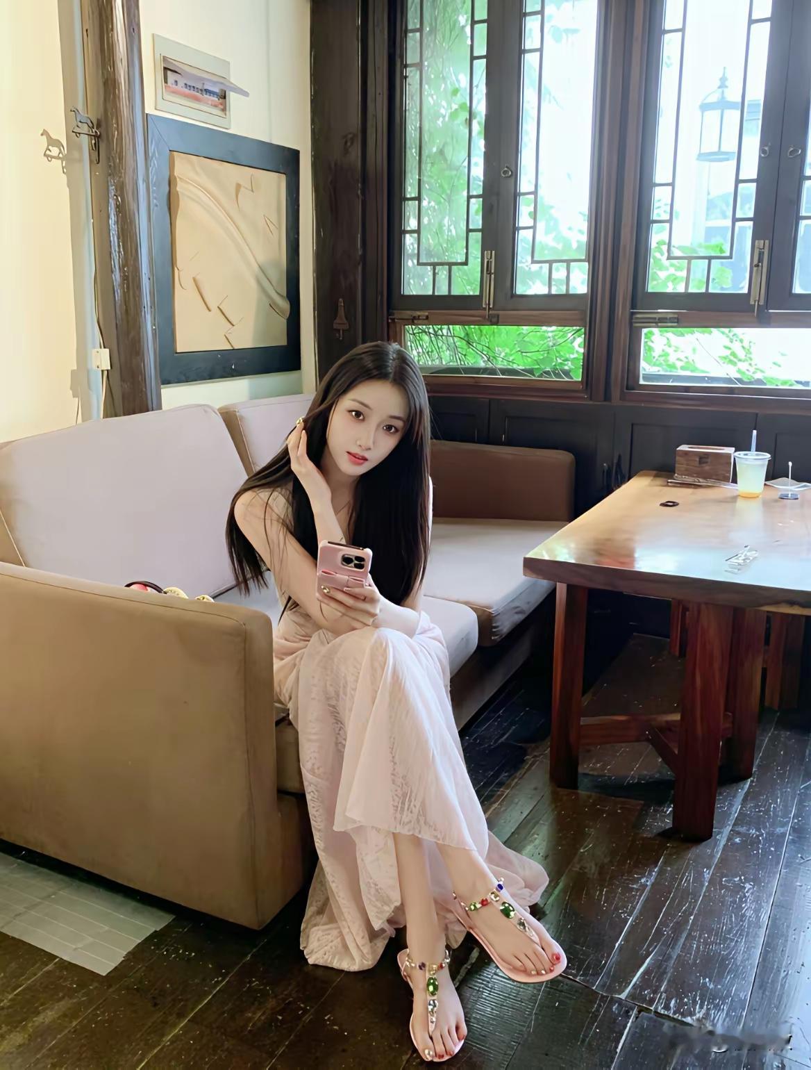 纤腰之楚楚兮，回风舞雪；珠翠之辉辉兮，满额鹅黄