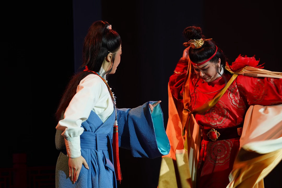 梦回大观园竹影斑驳，是时光写下的注脚；溪水叮咚，是岁月谱成的歌。大观园里，海棠诗