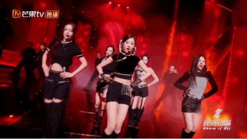 #张艺兴女团诗经改编佳人舞台# 张艺兴女团二公的表演真的有点东西，中国风的舞美加