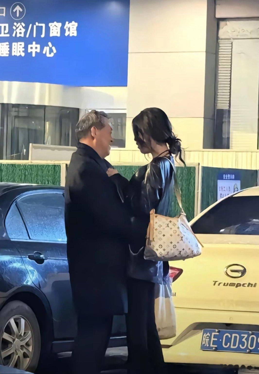 只要包包买得好，大爷也能变欧巴。 