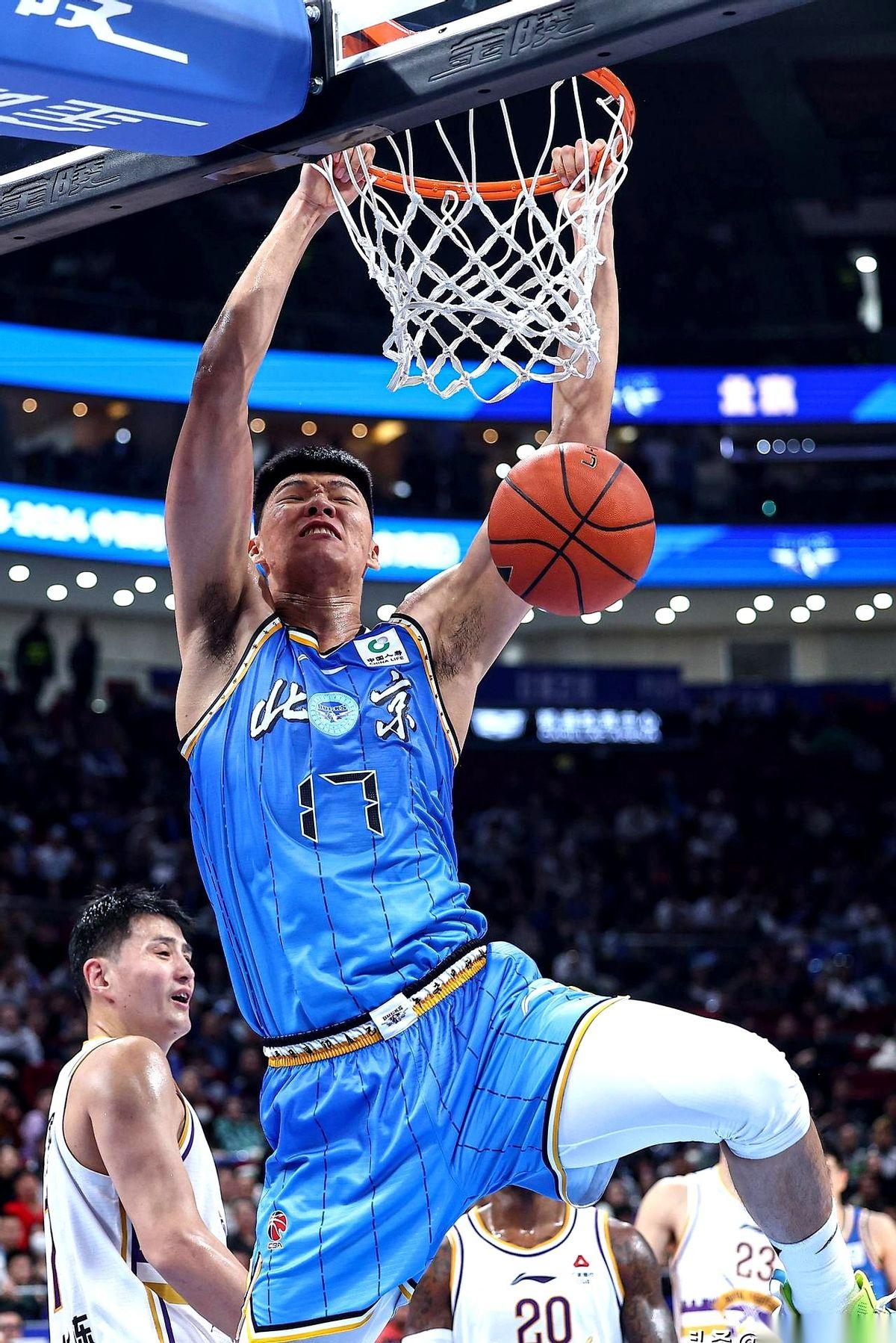 有时候真觉得，人和人的差距，比人和狗都大。
一年几百万的顶薪合同揣兜里，上场打卡