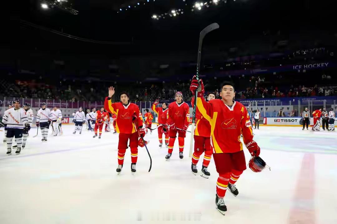 拒绝被逆转！中国男冰力压荷兰队取世锦赛两连胜5月2日，中国男子冰球队在深圳主场再