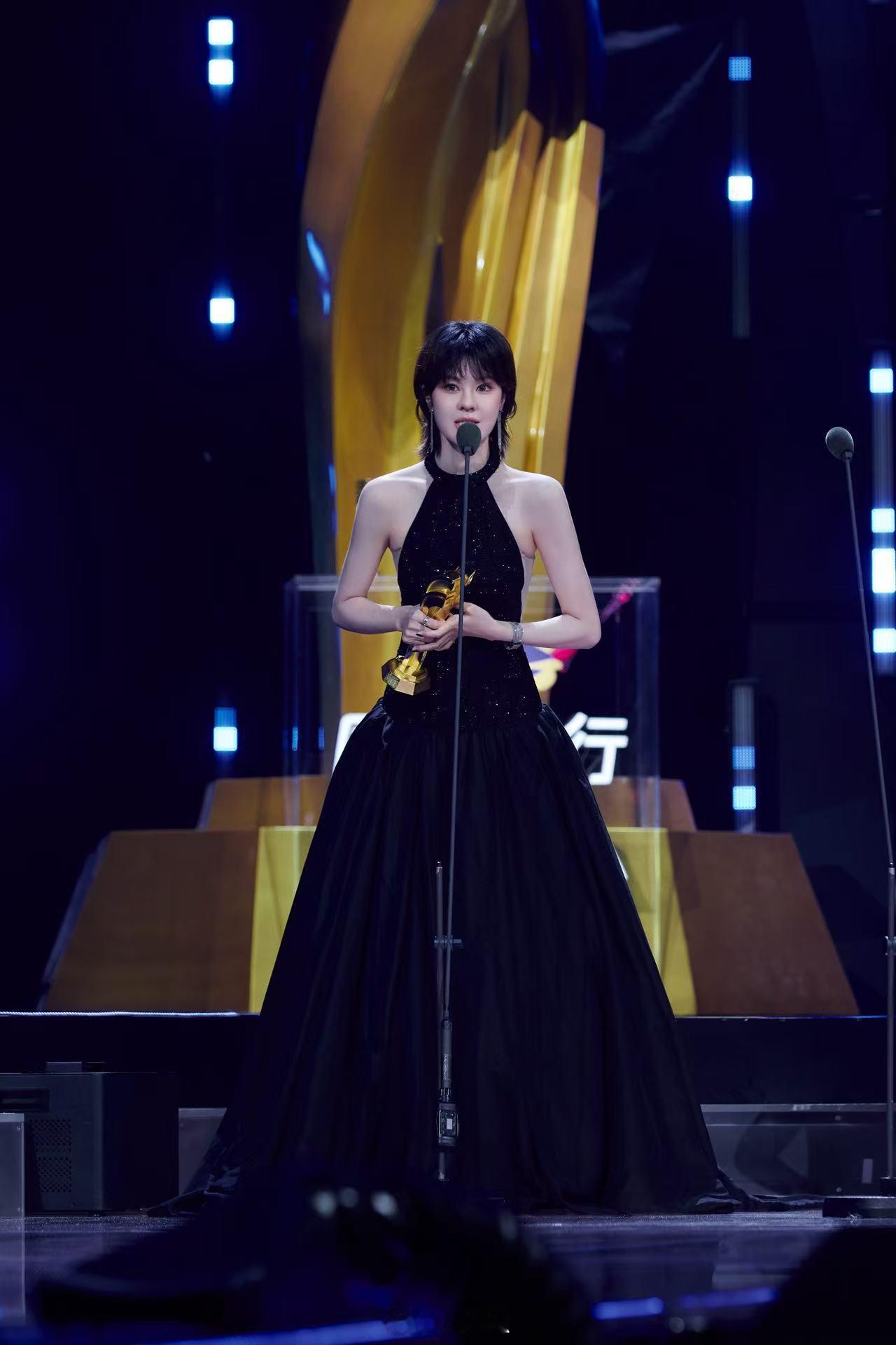 郁可唯二封内地最佳女歌手郁可唯二封最佳女歌手啦！这嗓子是老天爷赏饭吃，开口就抓耳