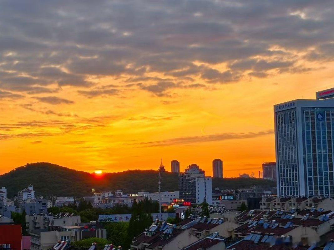 哲思呓语 ：不舒服的关系，该翻脸时就翻脸，只要你心够狠，夜夜崩溃的就是别人。早上