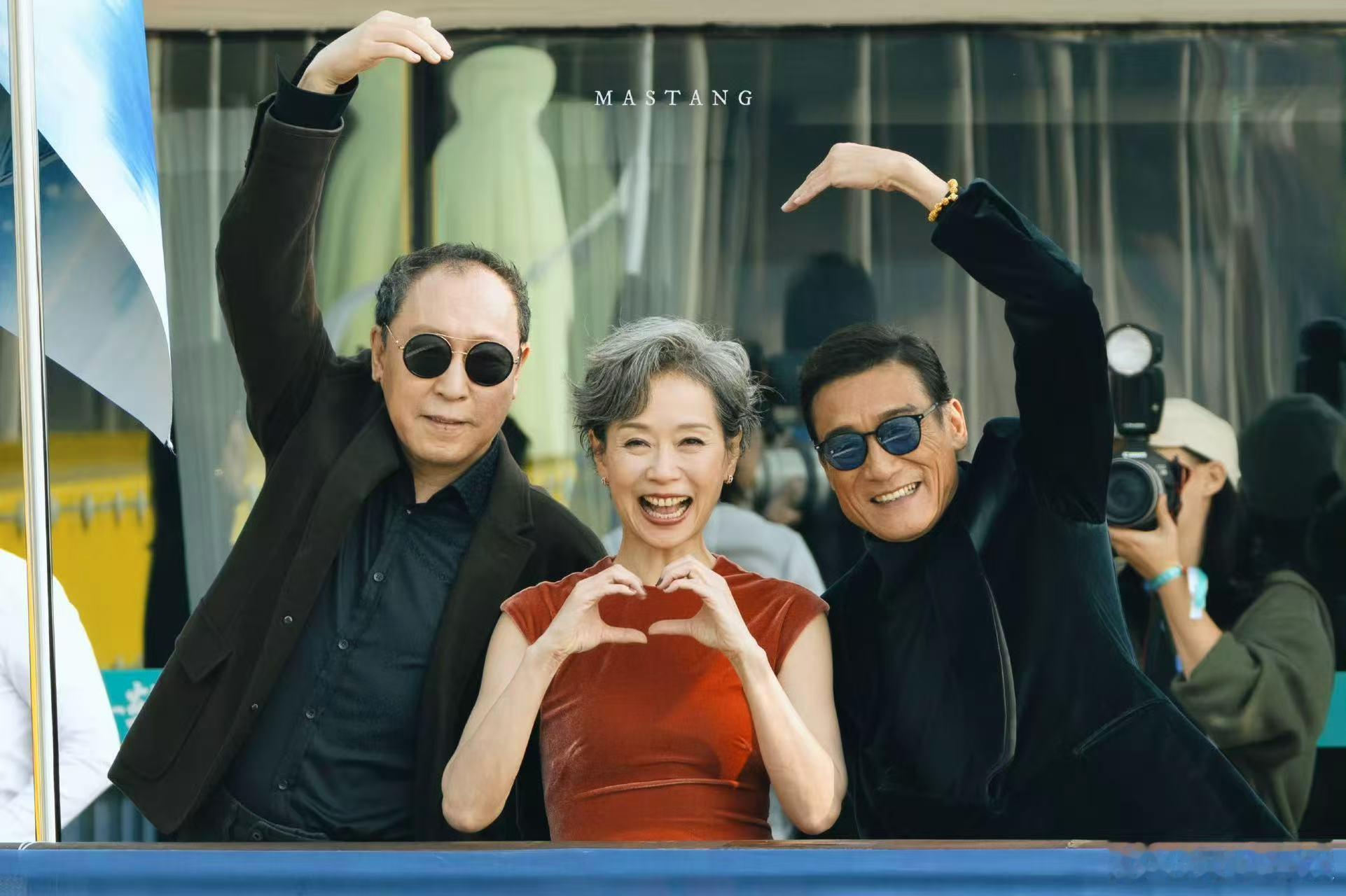 梁家辉叶童倪大红比心合照梁家辉叶童倪大红合照梁家辉叶童倪大红合照，真好，[心][