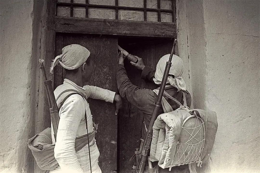 《泰晤士报》摄影记者哈里森·福尔曼镜头下的民兵
1944年，福尔曼跟随中外记者观