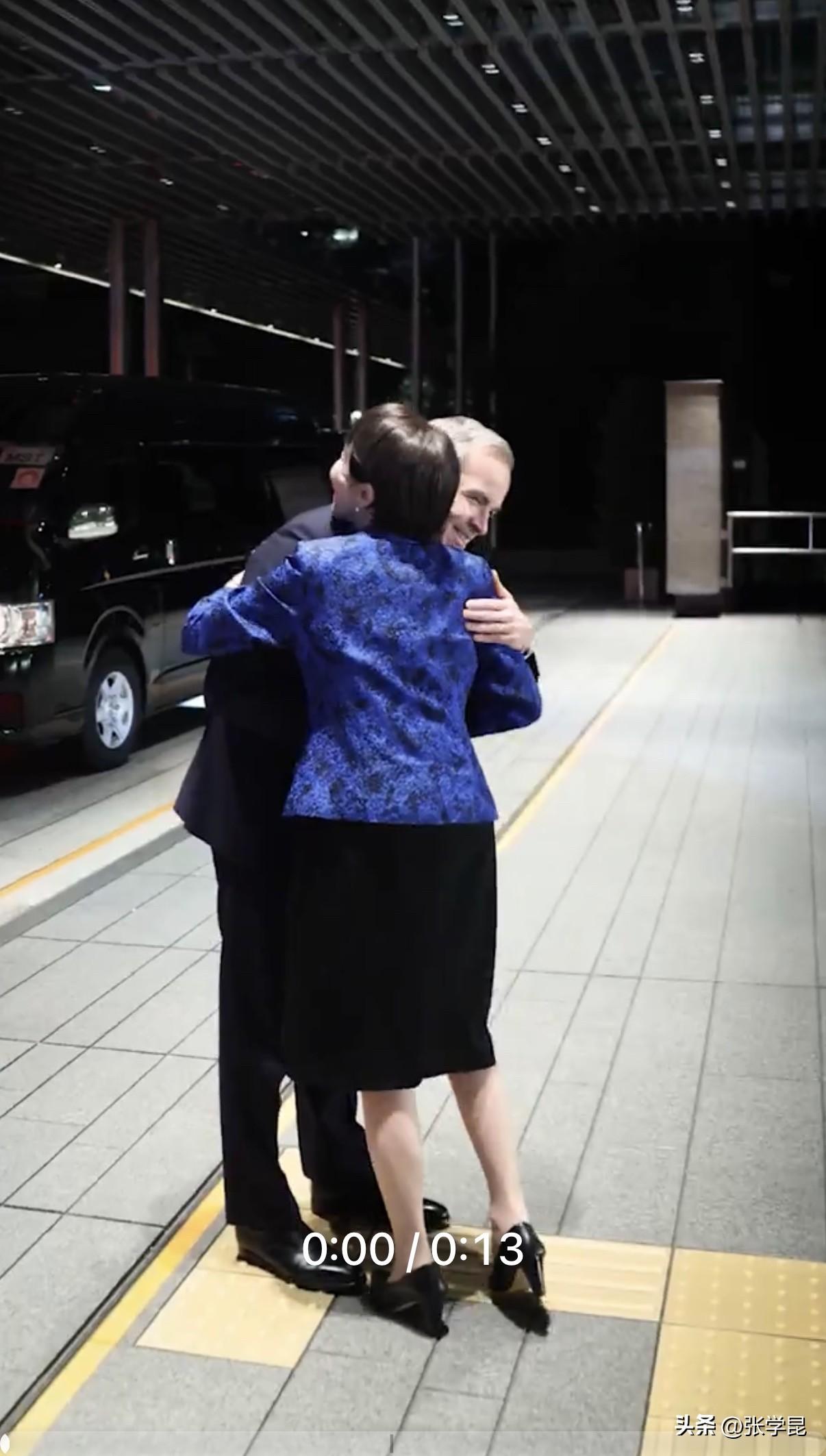 日本首相高市早苗今天发文说：“今天，我在东京迎接加拿大总理马克·卡尼，举行了首脑