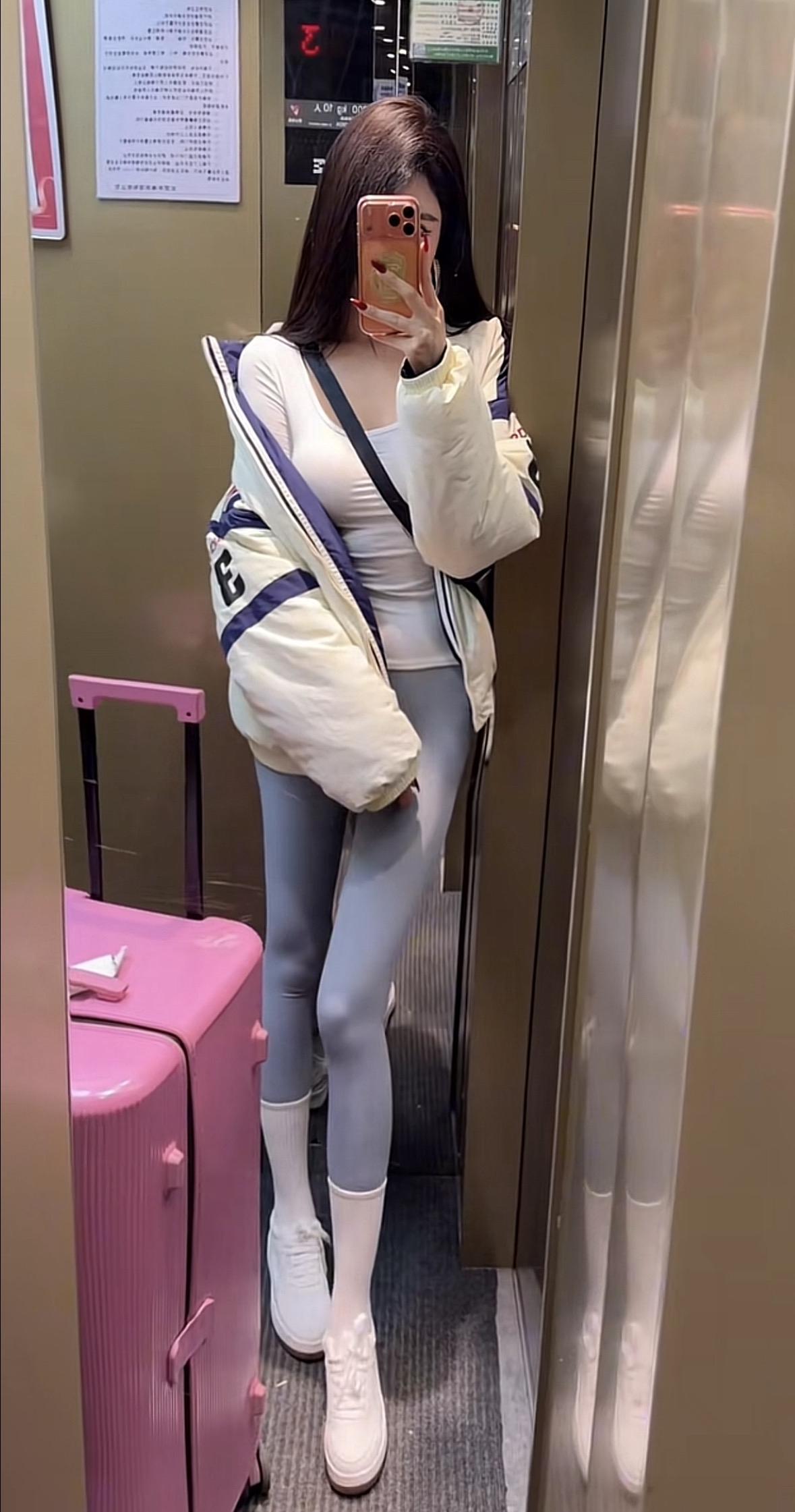 粉色行李箱搭配白色运动鞋，活力满满的一天！💕💕💕