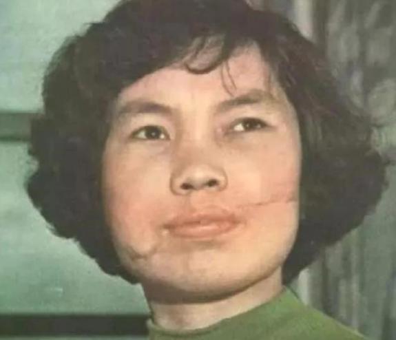 “快来人呀！”1959 年，一位妙龄少女睡觉时，6 名男子突然闯入，然而女孩的反