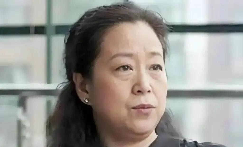 张国立每月准时给前妻打钱，36年从没断过，可67岁的罗秀春却把这钱一笔笔全存了，