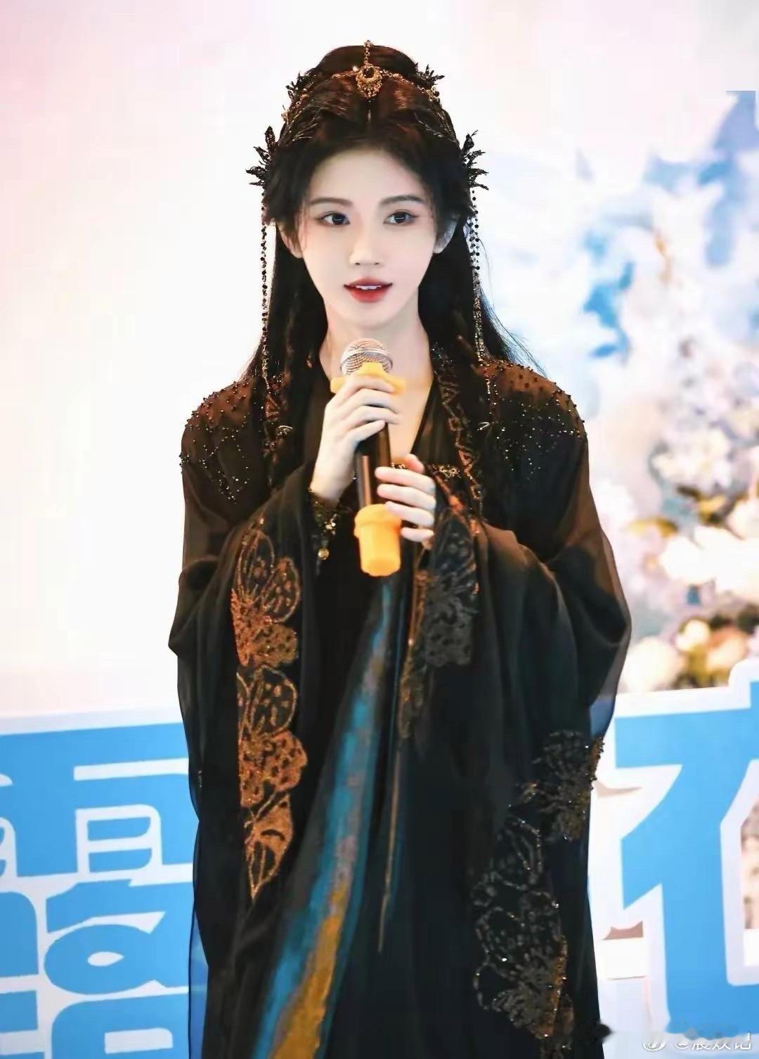 鞠婧祎被郭敬明改造了，没有了万年不变的网红妆，整个人大气了 